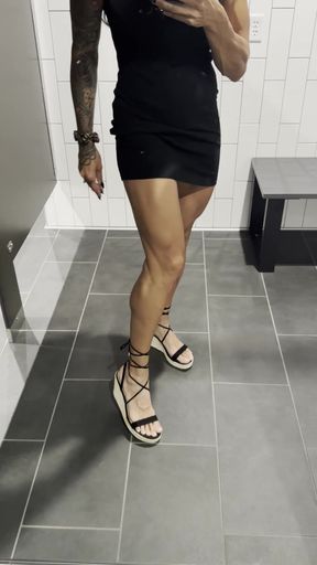 Hottie with a killer body shows off her quads in an sexy