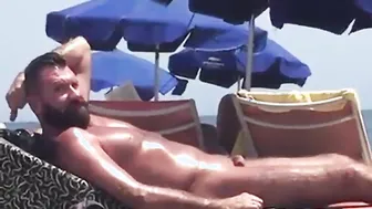 Muscular daddy caught on camera at the beach