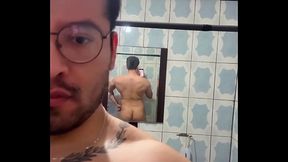 Mira mi gran espalda y ese rico culo de macho ! Solo soy activo
