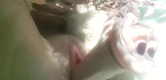 *anna Rey* Underwater Toy Play