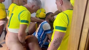 walterguess - surucopa - gangbang no ritimo da copa - jogadores dotados entrando com bola e tudo.
