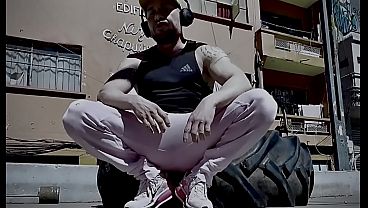 Descubre la doble vida de este chacal mexicano que hace porno gay por necesidad y nadie de sus amigos heterosexuales lo sabe
