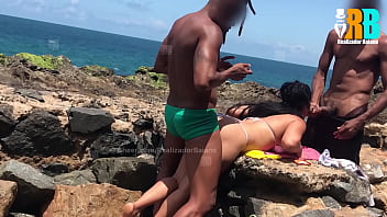 Realizador Baiano fudendo putinha casada na praia e corninho assistindo por v&iacute_deo chamada ,flagrados por um estranho que chegou e participou ! Hotwife transando com neg&atilde_o dotado na praia