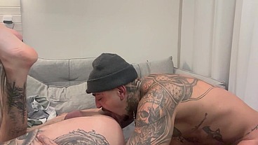 TIAGO GAÚCHO ENCARANDO O BAD BOY TATUADO COM TESÃO NA PICA GROSSA - CUNETE E SOCADA NO RABO DO GAÚCHO TATUADO