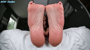 Brunette's BIG SNOBBY bare soles back!! - MP4