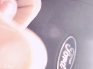 Me jalo la polla en el carro