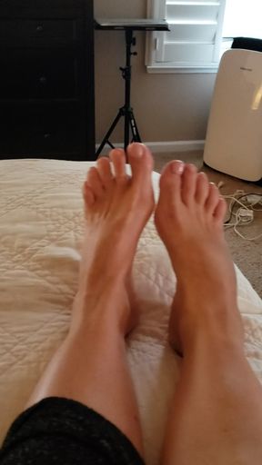 Oh No! MILF Camgirl Jess Ryan Foot Problems