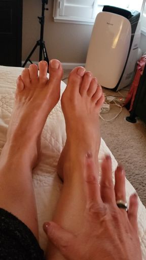 Oh No! MILF Camgirl Jess Ryan Foot Problems