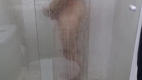 vizinha curiosa me viu no banho gozei na cara dela