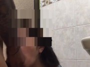 Me Follo a mi Novia en un baño PÚBLICO del centro comercial y le lleno la boca de semen