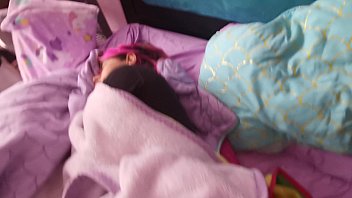 Manoseando a mi roomie culona, me la folle (parte 1)