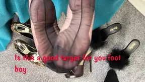 Big-titted mom in heels enjoys foot worship by her slave