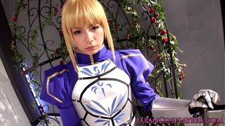 Japońska dziewczyna cosplay przebrana za Saber z Fate/stay night, wyruchana i zalana spermą