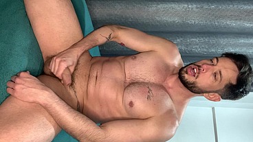 Brincando com o próprio pinto.