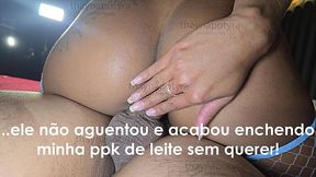 Era s&oacute_ pra sarrar sem camisinha e colocar a cabecinha, mas o single acabou gozando com a cabecinha dentro de mim e me encheu de porra quente! Meu cuckold ama me ver colocando a cabecinha do amigo pra dentro, mas desta vez o tiro saiu pela culatra!