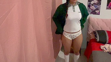 Mi hermanastra busca su falda de la escuela en calzoncitos... ¡Y TERMINAMOS COGIENDO! [Versión completa]