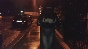 musulmane voil&eacute_e marche seins nus dans la rue