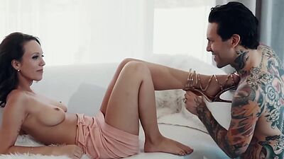 Sweet Sinner - Jade Nile Has Breathtaking Sex With Her Bff Small Hands In Front Of Her Husband