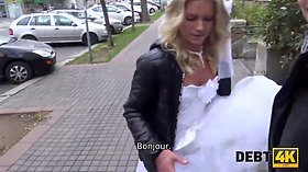 Esposa cachonda engaña a su marido por dinero en efectivo delante de él