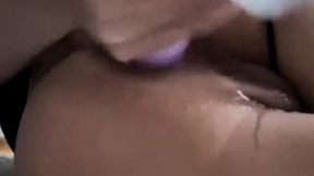 anal y vaginal senorita artista sacia su sed insoportable con un consolador .