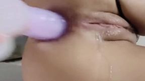 anal y vaginal senorita artista sacia su sed insoportable con un consolador .