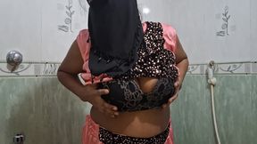 Desi aunty quenched his thirst by inserting a dildo into her pussy