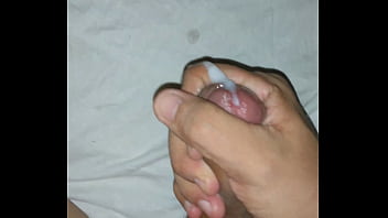 Batendo uma punheta com gozada