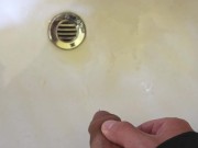 meando en el lavabo