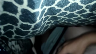 Pas envie de baiser alors elle le fait jouir sur son gros cul blanc