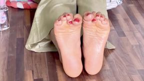 Luxurious Oily Indian Feet Play – Stunning Desi Beauty | Silky Oiled Feet of a Gorgeous Indian Wife – Foot Lover’s Dream
