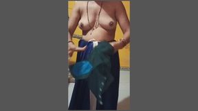 Sonal bhabi apni sadi dhire dhire nikalti hai
