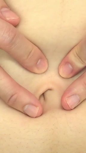 (en) Yuki Makimura Wants to Show You Her Belly Button.