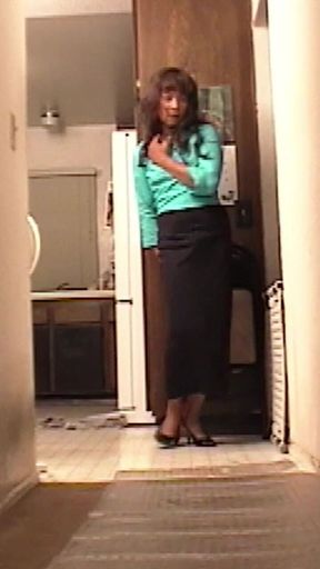 Older video of Jhazmeena wearing a green blouse and black pencil skirt showing off her booty.