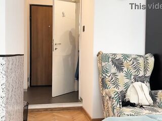 She appeared naked in front of the courier and flashed her tits to the stranger.