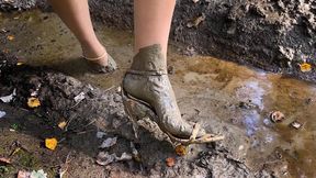 Carolina Herrera Sandals Got Stuck in Mud, High Heels in Mud, Sandals Stuck, Wet High Heels