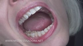 Mistress Isadora: Show off my teeth