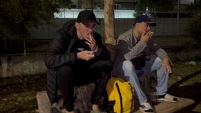 amigos foram beber na quadra e cabaram na broderagem ate que derrepende apareceu um morador de rua que deixou tudo mais interessante