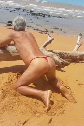 Ladysilva de calcinha na praia que bunda gostosa querendo um macho pra fuder