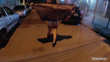 Bruxinha safada se exibe pela rua e acaba na balada chupando e sentando na rola