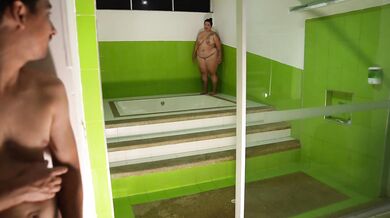 Sexo oral alimentado por duchas calientes y amenazas susurradas