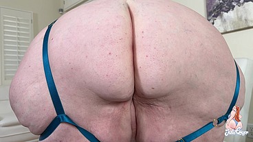 Julie Ginger Gets Her Pussy Ate Up Close