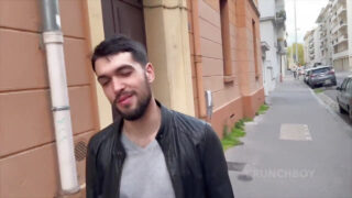 Sert Fransız yakışıklılar korunmasız ilişkiye giriyor: kıllı penisler, derin oral seks ve patlayıcı boşalmalar.