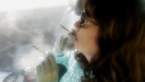 MATURE BRUNETTE MRS. ROMAN CAR SMOKING HER MORE 120 MENTHOLS IN HER BLACK CIGARETTE HOLDER
