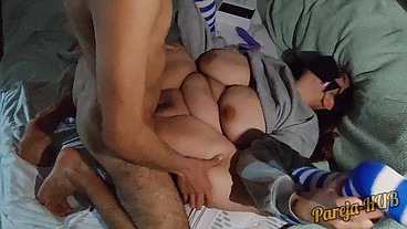 Encuentro a mi Roomie Masturbándose y le prestó mi Verga un Rato