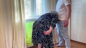 An old stepmom with a big ass gently sucked her stepson's penis and allowed him to fuck her in anal