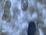 MIt Neoprenschuhen im Schnee und Matsch mit Jeans-Leggings