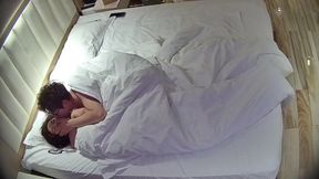 大學城 剛入住的眼鏡情侶 男人直接提屌就往美女嘴裡插 強行拔掉褲子捅進去 美女就老實挨操了2