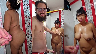 Me meto al baño cuando mi novia está a punto de darse una ducha sorprendida al ver mi polla la agarra y se la mete entera a la boca.