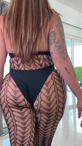 Amateur onlyfan shows off her ass