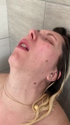 Je jouis à plusieurs reprises sous la douche comme une cochonne